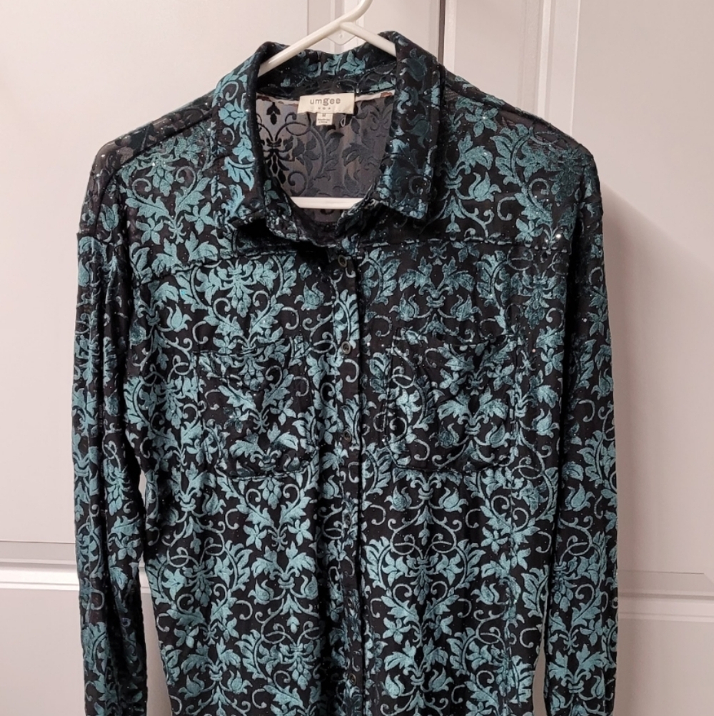 Umgee Women's Blouse Size: Medium Button Up